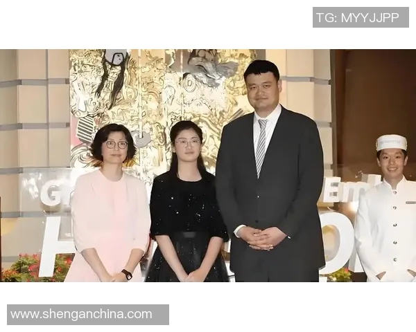 姚明与夫人携手共度人生旅程展现幸福家庭的温馨瞬间