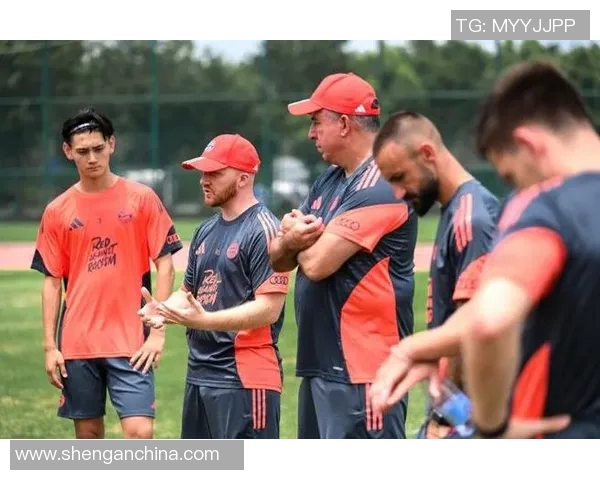 外国人热唱足球明星歌曲展现跨文化交流与足球魅力