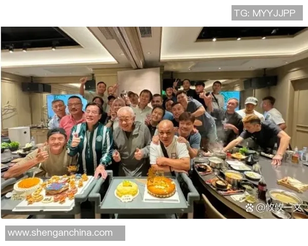 足球明星齐聚一堂共唱致敬罗纳尔多的动人旋律 足球明星齐聚一堂共唱致敬罗纳尔多的动人旋律