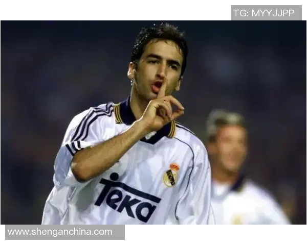 齐达内的传奇之路：从足球天才到世界名帅的辉煌历程