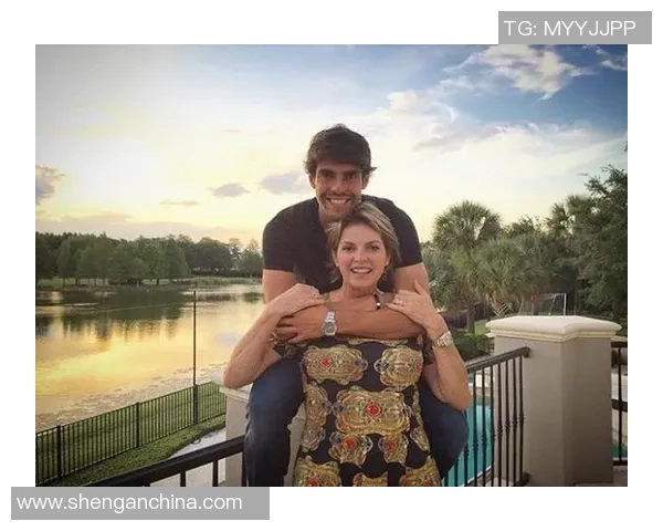 足球明星卡卡与妻子的甜蜜瞬间精彩图片分享 足球明星卡卡与妻子的甜蜜瞬间精彩图片分享