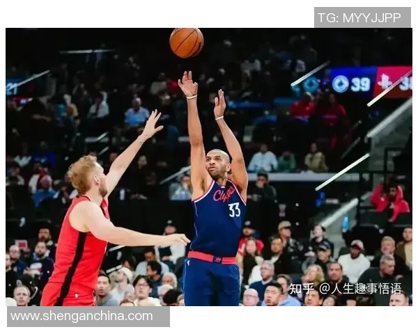 篮球明星与其他明星相遇时的趣事与互动瞬间揭秘